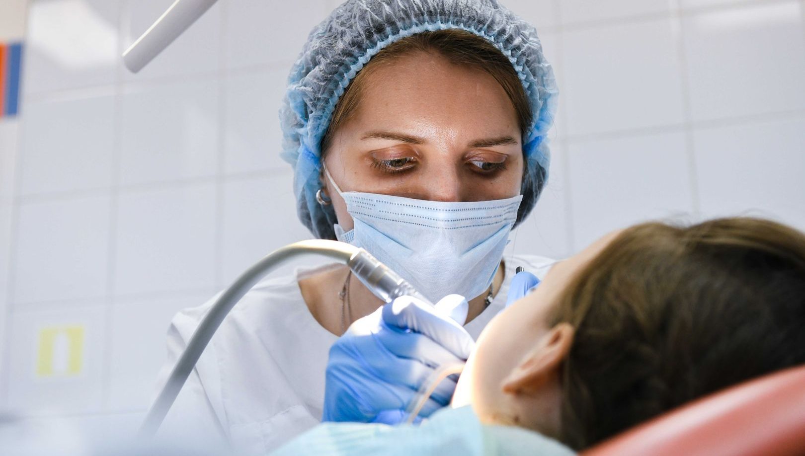 Врач-стоматолог за работой.