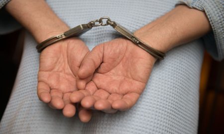 Руки в наручниках