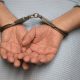 Руки в наручниках