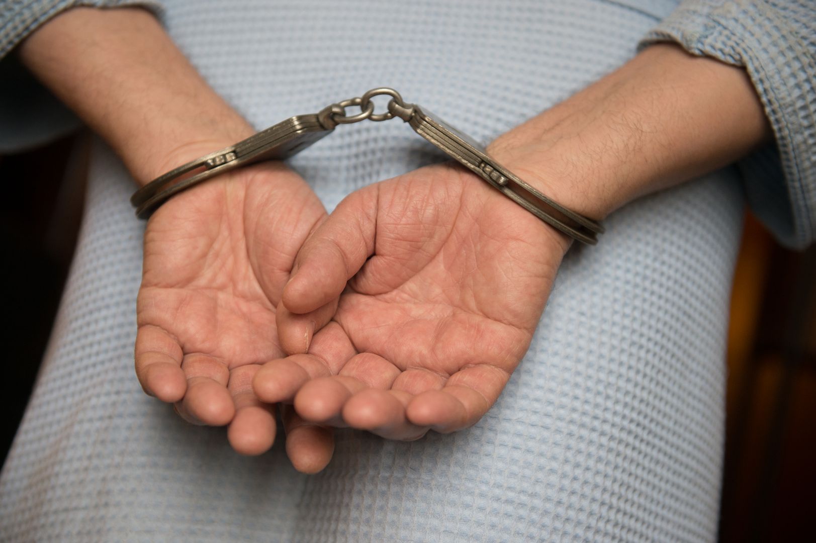 Руки в наручниках