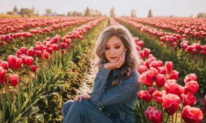 Девушка на фоне цветов