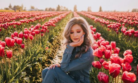 Девушка на фоне цветов