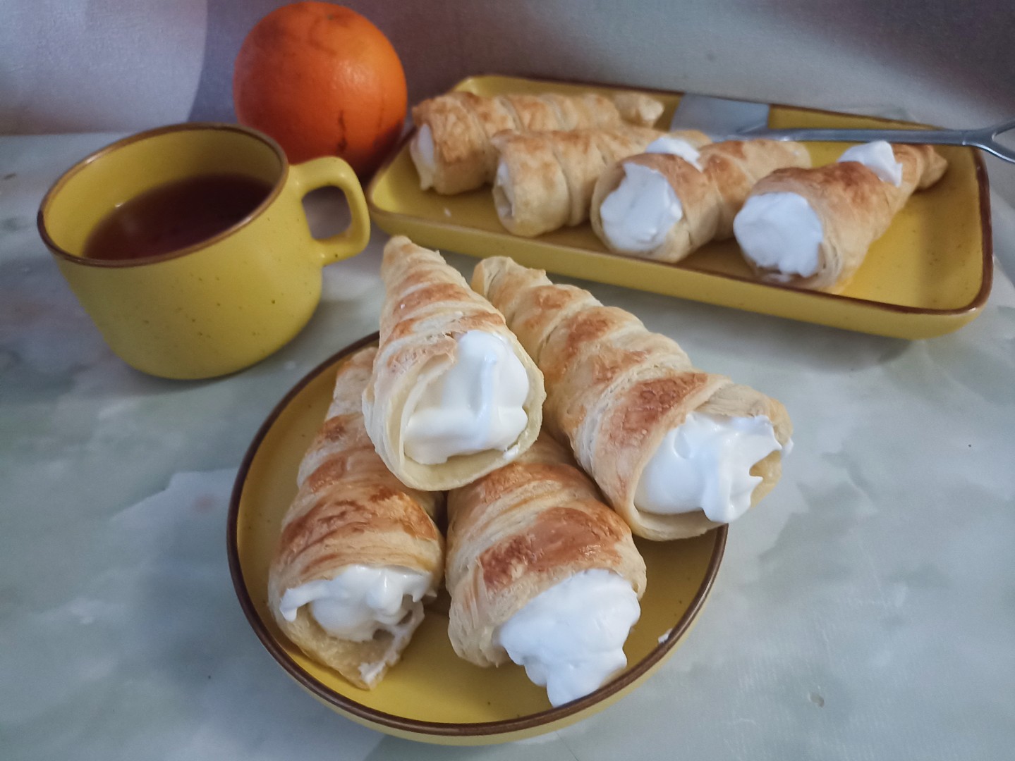 Трубочки с кремом и чаем