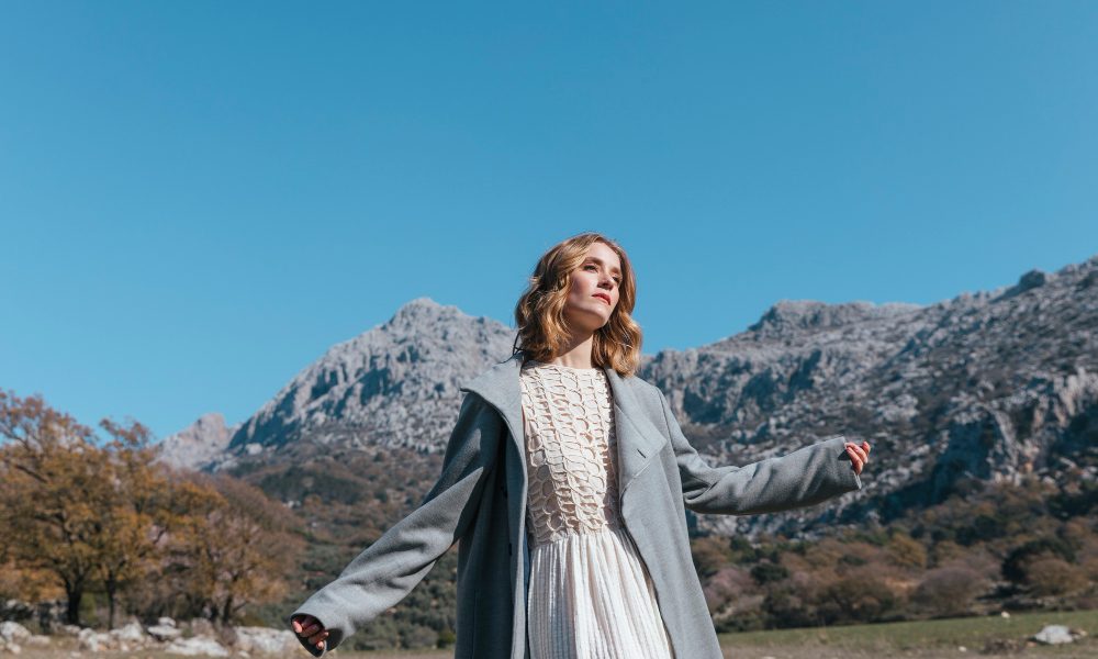 девушка на фоне гор