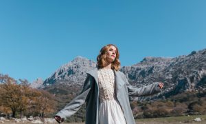 девушка на фоне гор