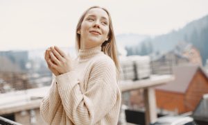 Девушка на балконе с чашкой в руках