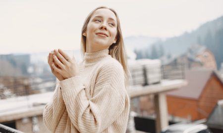 Девушка на балконе с чашкой в руках