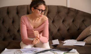 Девушка разбирается со счетами