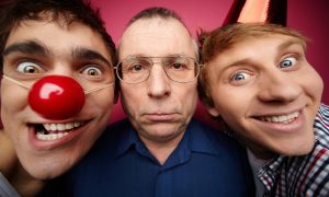 Два веселых смешных парня пытаются рассмешить серьезного мужчину