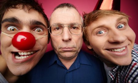 Два веселых смешных парня пытаются рассмешить серьезного мужчину