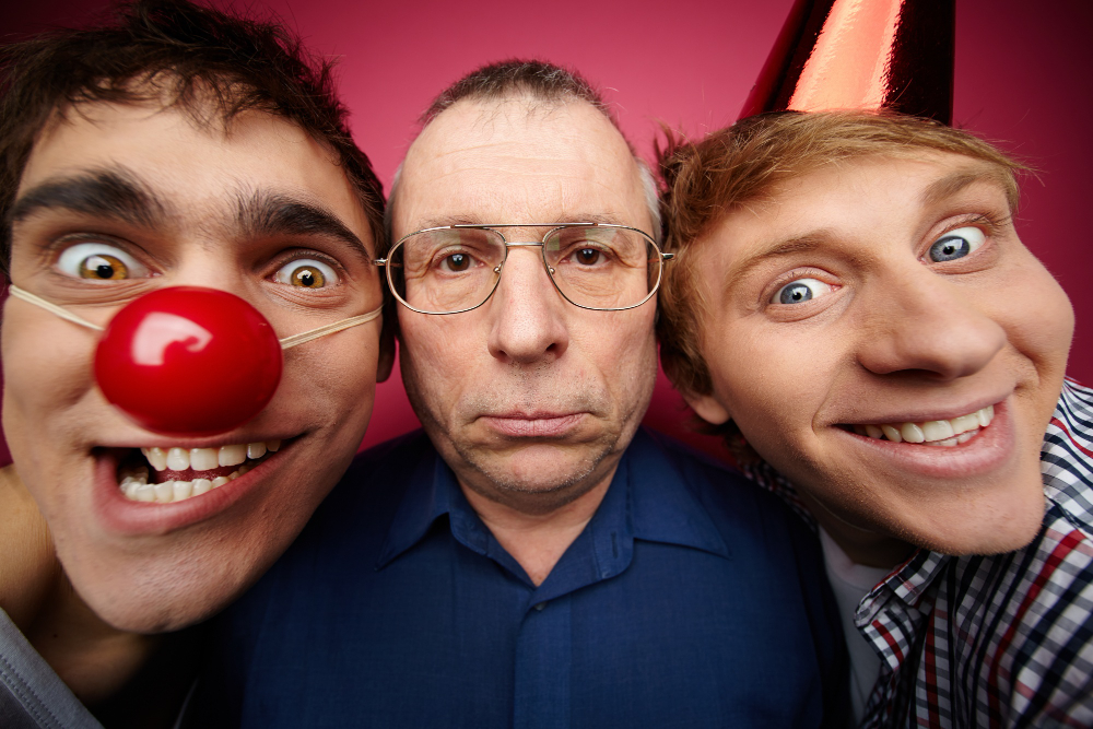 Два веселых смешных парня пытаются рассмешить серьезного мужчину