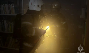 Пожарные МЧС эвакуируют человека из здания