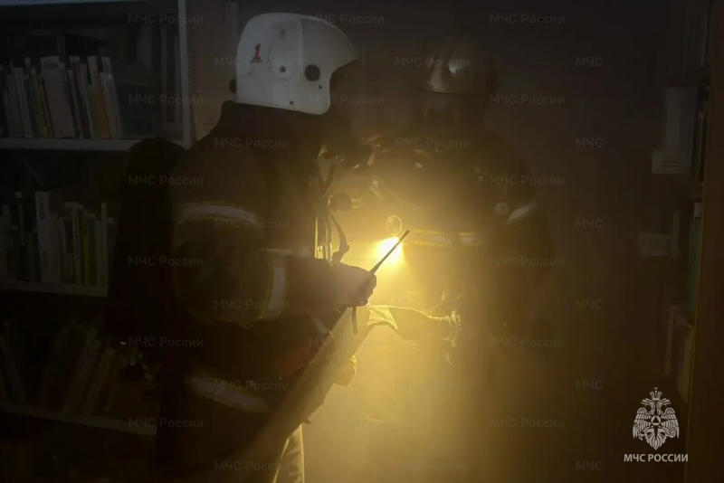 Пожарные МЧС эвакуируют человека из здания