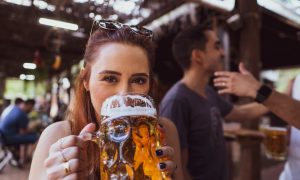 Девушка пьет пиво