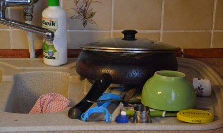 На столе куча посуды