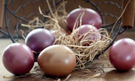 Лежат крашенные яйца