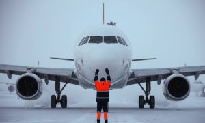 Самолёт в аэропорту Кольцово зимой