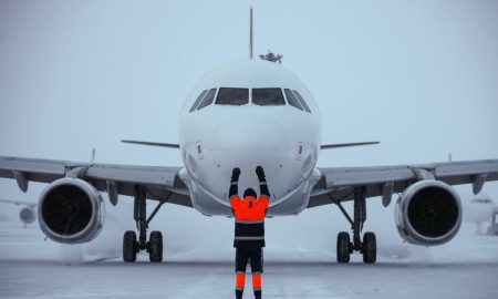 Самолёт в аэропорту Кольцово зимой