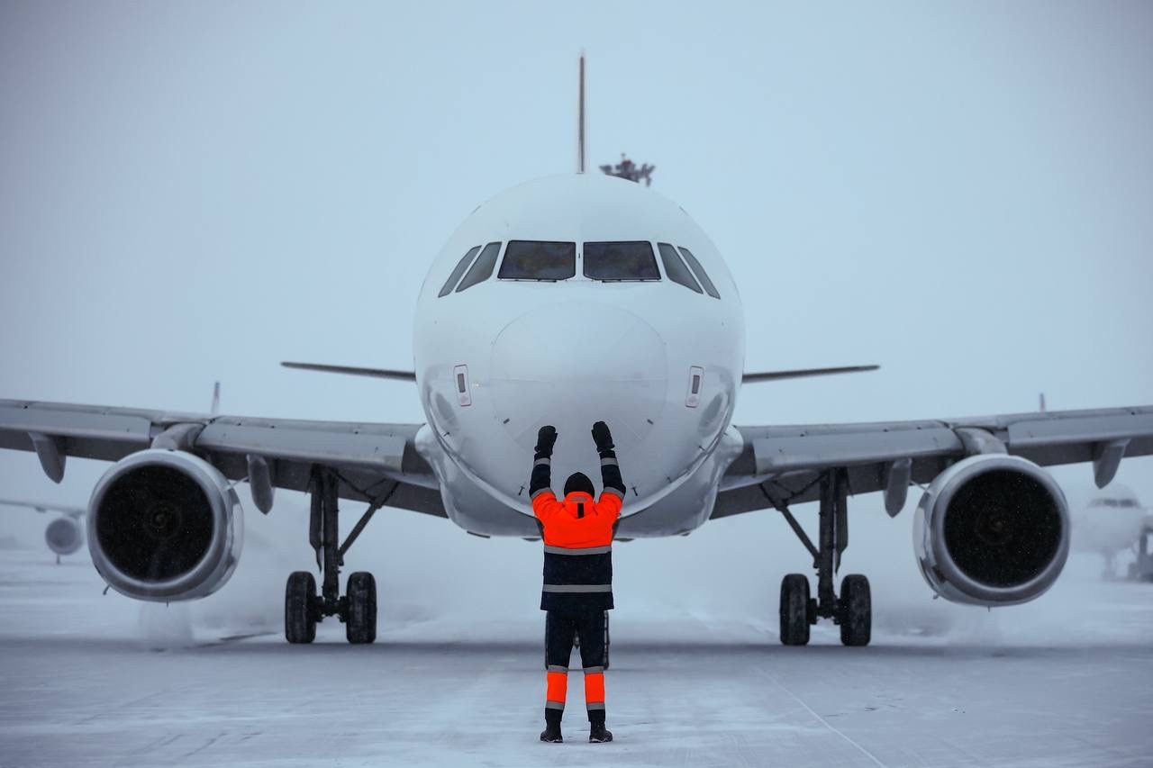 Самолёт в аэропорту Кольцово зимой