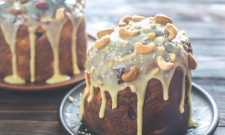 На столе стоят куличи