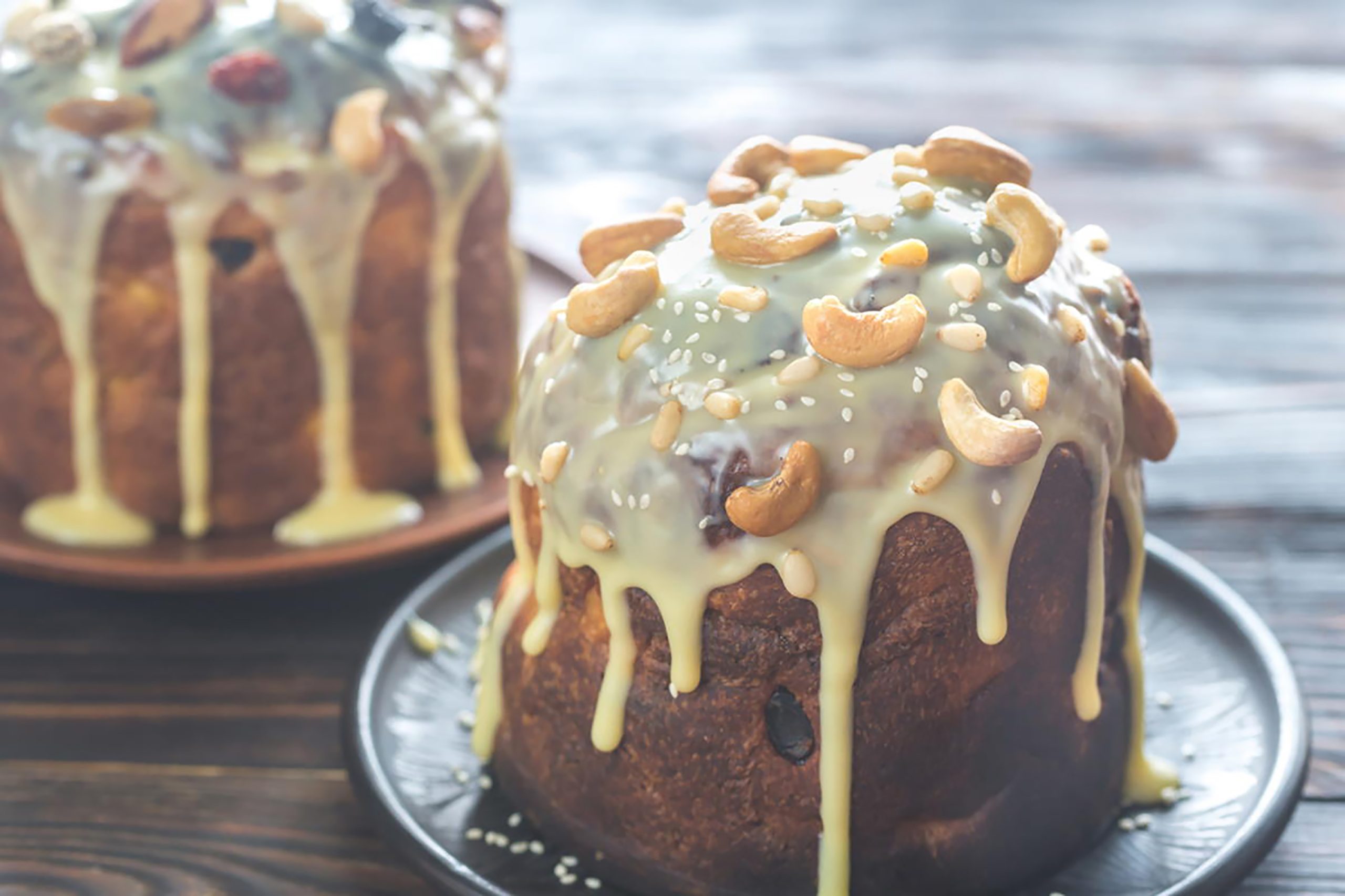 На столе стоят куличи