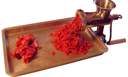 Мясорубка перерабатывает фарш