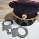 Фуражка и наручники на столе