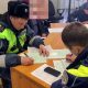 Сотрудники ГАИ заполняют бумаги