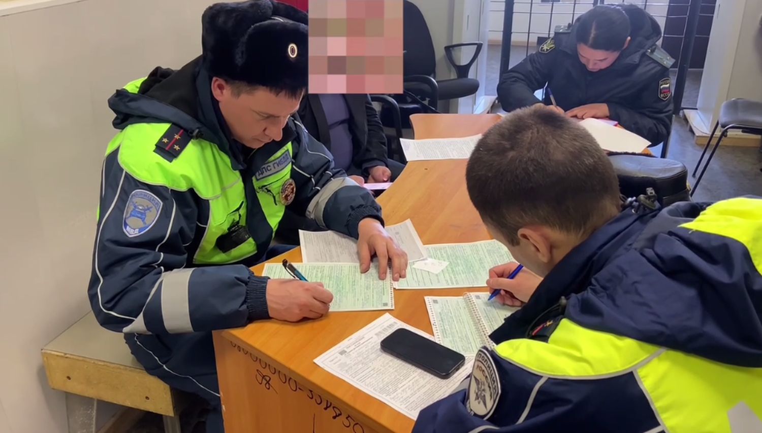 Сотрудники ГАИ заполняют бумаги