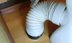 На унитазе белая гофра