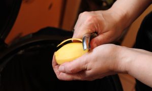 Чистят картофель