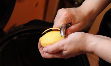 Чистят картофель