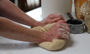 Девушка мнет тесто