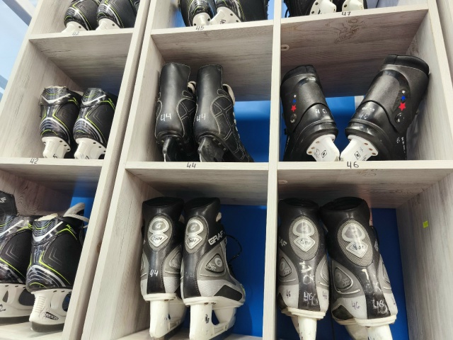 Хоккейные коньки на полке