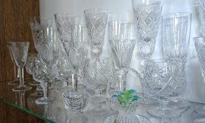 В серванте стоят хрустальные фужеры