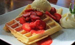 На тарелке лежат вафли