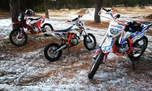 Мотоциклы стоят на земле