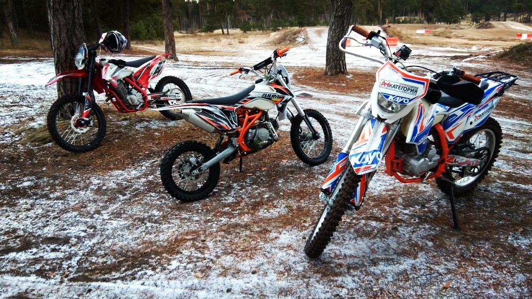 Мотоциклы стоят на земле