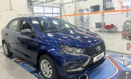 В автосалоне стоит новая машина