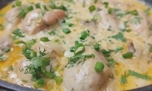 курица в сметано-луковом соусе