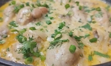 курица в сметано-луковом соусе
