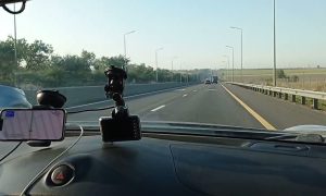 автомобиль едет по дороге