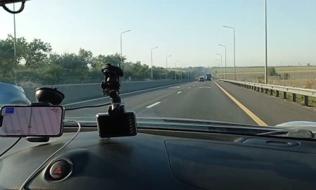 автомобиль едет по дороге