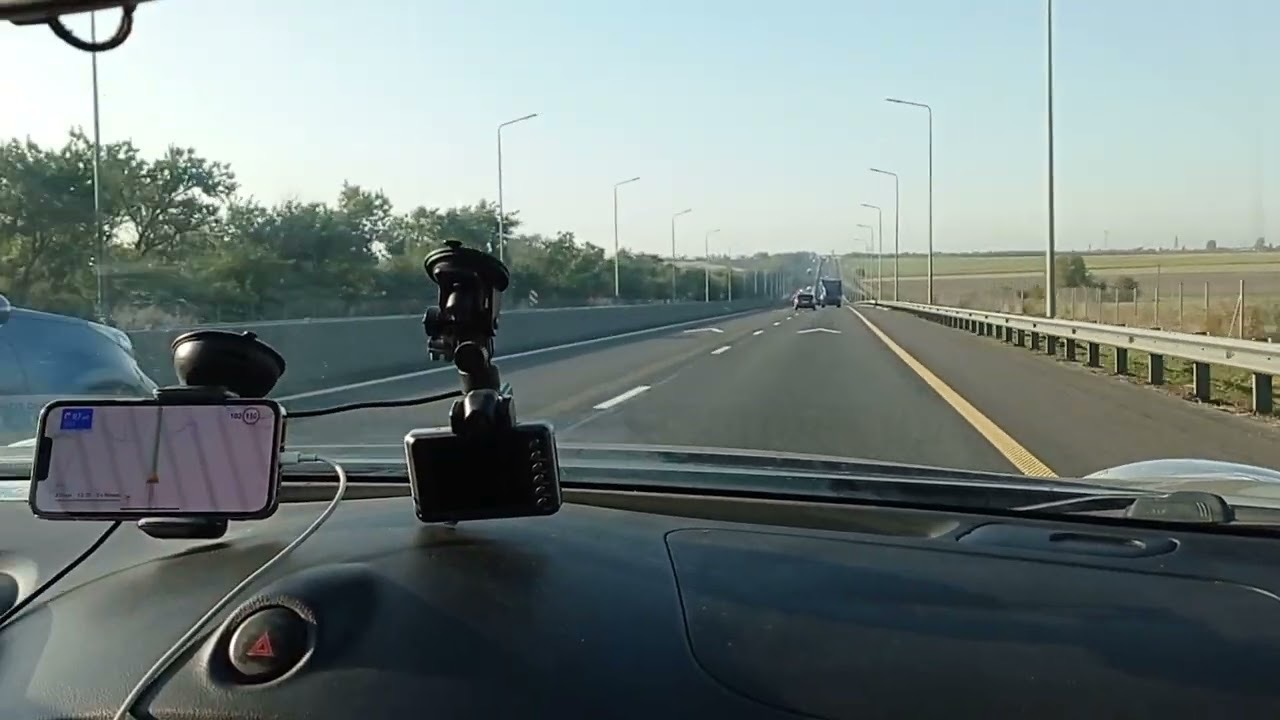 автомобиль едет по дороге