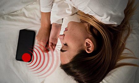 девушка спит с телефоном