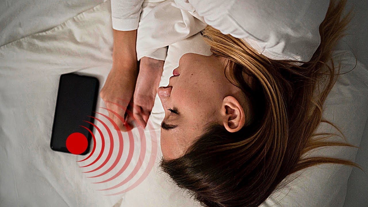 девушка спит с телефоном