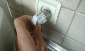 вставляют вилку в розетку