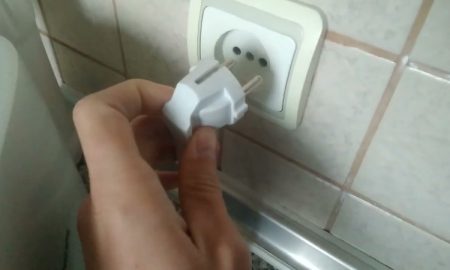 вставляют вилку в розетку