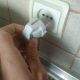 вставляют вилку в розетку