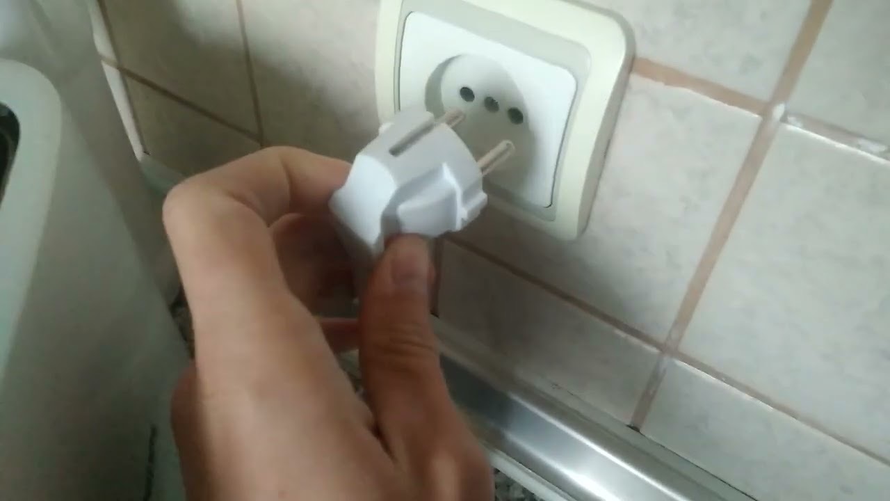 вставляют вилку в розетку